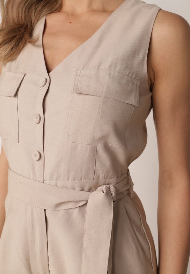 Born2be - Beżowy Wiskozowy Kombinezon Bez Rękawów z Wiązanym Paskiem w Stylu Safari Thitae. Okazja: do pracy, na co dzień. Kolor: beżowy. Materiał: wiskoza. Długość rękawa: bez rękawów. Styl: casual