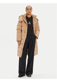 Calvin Klein Płaszcz zimowy K20K207740 Beżowy Regular Fit. Kolor: beżowy. Materiał: syntetyk. Sezon: zima