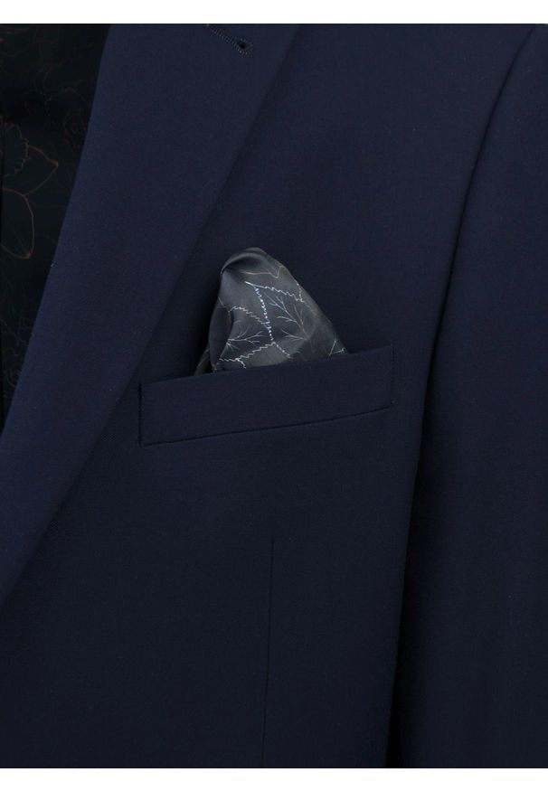 Taliowany Garnitur Męski - Victorio - Granatowy. Kolor: niebieski. Materiał: elastan, wiskoza, poliester. Wzór: gładki