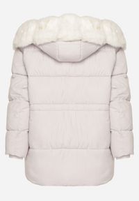 Born2be - Biała Kurtka z Pikowanymi Przeszyciami i Kapturem z Futerkiem Galiadia. Okazja: na spacer, na co dzień. Kolor: biały. Materiał: futro. Styl: casual, klasyczny, sportowy #3