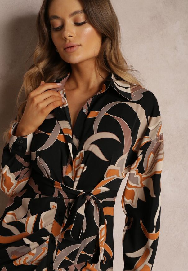 Renee - Czarna Sukienka Koszulowa Thelladia. Kolor: czarny. Materiał: tkanina, materiał. Długość rękawa: długi rękaw. Wzór: kwiaty, gładki. Typ sukienki: koszulowe. Długość: midi