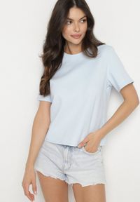 Born2be - Niebieski Bawełniany T-shirt z Grubszej Bawełny Tiariane. Okazja: na co dzień, na spotkanie biznesowe, do pracy. Kolor: niebieski. Materiał: bawełna. Styl: biznesowy, klasyczny, elegancki, casual