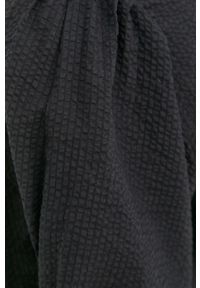 GESTUZ - Gestuz bluzka bawełniana damska kolor czarny gładka. Okazja: na co dzień. Kolor: czarny. Materiał: bawełna. Długość rękawa: krótki rękaw. Długość: krótkie. Wzór: gładki. Styl: casual