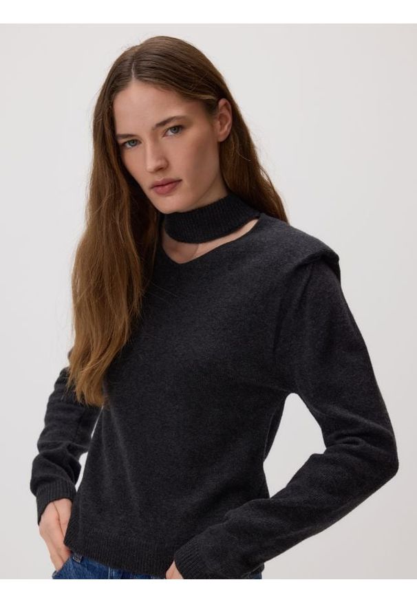 Reserved - Sweter z dekoracyjną stójką - ciemnoszary. Typ kołnierza: kołnierzyk stójkowy. Kolor: szary. Materiał: dzianina, wełna