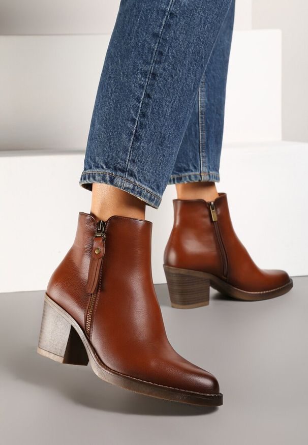 Renee - Brązowe Botki Kowbojki na Słupku z Ozdobnym Suwakiem Besila. Kolor: brązowy. Materiał: skóra, jeans. Obcas: na słupku. Styl: boho