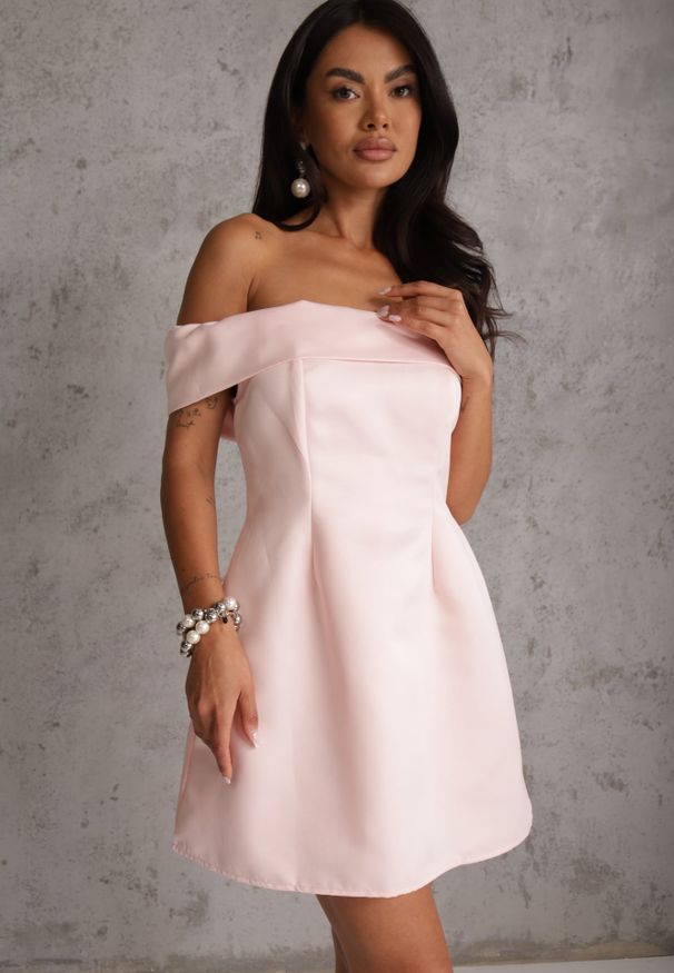 Renee - Różowa Koktajlowa Sukienka Hiszpanka VICES Typu Bombka Iaonara. Typ kołnierza: dekolt hiszpanka. Kolor: różowy. Materiał: poliester. Typ sukienki: bombki. Styl: wizytowy