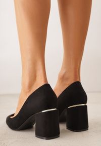 Born2be - Czarne Czółenka na Słupku z Metaliczną Wstawką Grendella. Kolor: czarny. Obcas: na słupku. Styl: klasyczny. Wysokość obcasa: średni #9