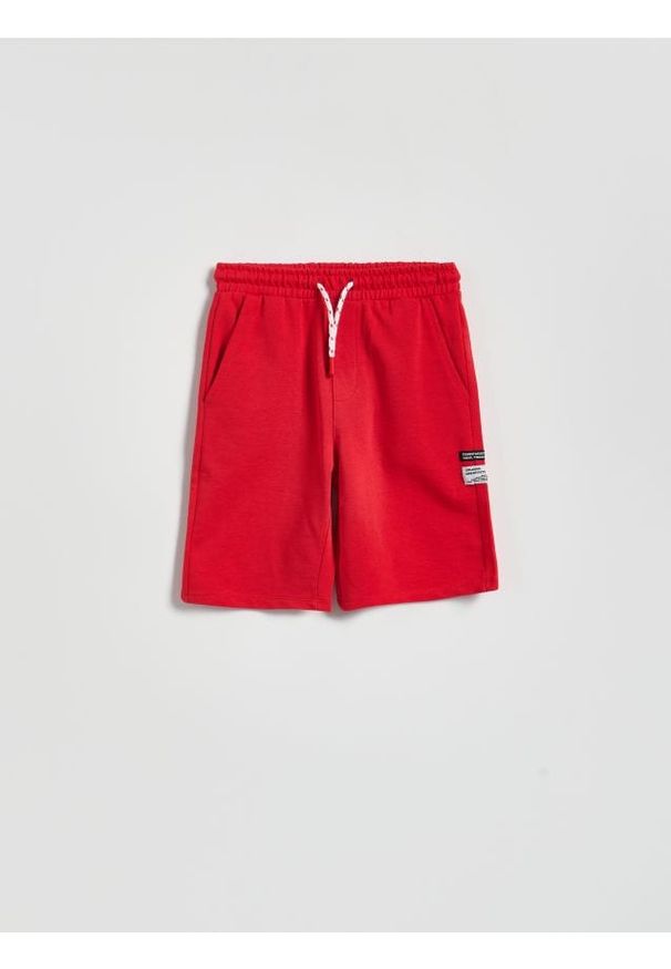 Reserved - Bawełniane szorty - czerwony. Kolor: czerwony. Materiał: bawełna. Wzór: gładki