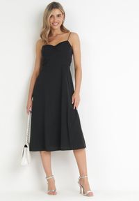 Born2be - Czarna Rozkloszowana Sukienka na Ramiączkach z Rozcięciem Sveame. Kolor: czarny. Długość rękawa: na ramiączkach. Wzór: aplikacja. Styl: klasyczny #4