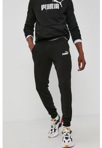 Puma Spodnie 586749 męskie kolor czarny z nadrukiem. Kolor: czarny. Materiał: dzianina. Wzór: nadruk #1