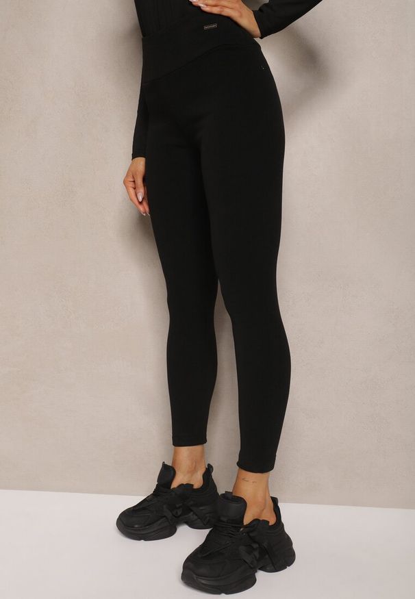 Renee - Czarne Legginsy High Waist z Metaliczną Ozdobą Batila. Stan: podwyższony. Kolor: czarny. Wzór: aplikacja. Styl: elegancki