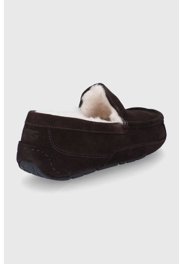 Ugg - UGG Kapcie zamszowe Ascot kolor brązowy. Kolor: brązowy. Materiał: zamsz. Wzór: gładki