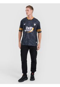 4f - 4F Koszulka szybkoschnąca uniseks 4F x Drift Masters - czarne L/XL. Typ kołnierza: dekolt w serek. Kolor: czarny. Materiał: dzianina, materiał, syntetyk, włókno, elastan. Długość rękawa: krótki rękaw. Długość: krótkie. Wzór: nadruk, gładki, napisy, ze splotem. Styl: klasyczny, sportowy #2