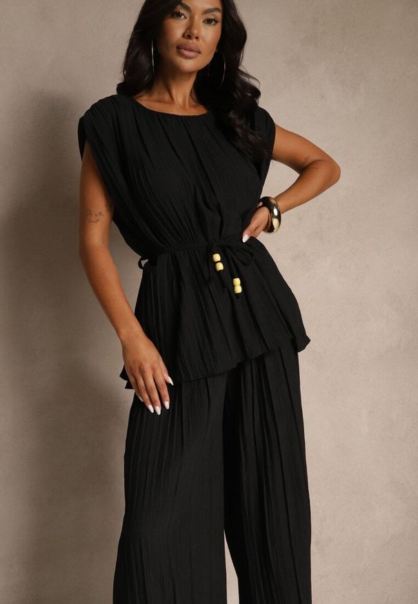 Renee - Czarny Komplet Zdobiony Plisami Bluzka z Wiązanym Paskiem i Szerokie Spodnie Gialle. Kolor: czarny. Wzór: aplikacja