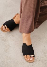 Renee - Czarne Płaskie Klapki VICES z Paskiem na Duży Palec i Metaliczną Ozdobą Nesassea. Okazja: na co dzień. Kolor: czarny. Materiał: len, zamsz. Wzór: aplikacja. Sezon: lato. Styl: boho, elegancki, casual #3