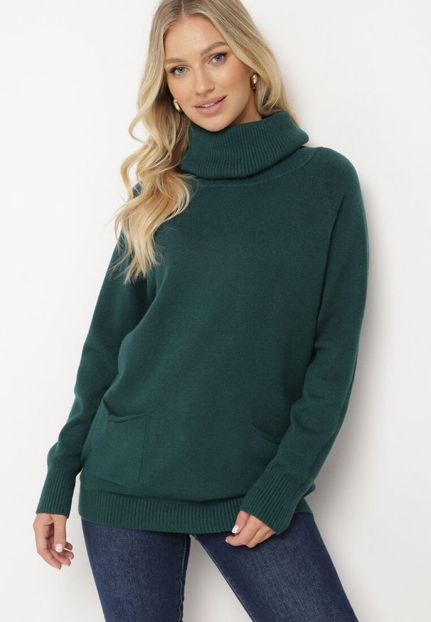 Born2be - Ciemnozielony Golf z Wiskozą Zdobiony Wsuwanymi Kieszonkami Viaela. Okazja: na co dzień. Typ kołnierza: golf. Kolekcja: plus size. Kolor: zielony. Długość: długie. Wzór: aplikacja. Materiał: wiskoza. Długość rękawa: długi rękaw. Styl: casual, elegancki