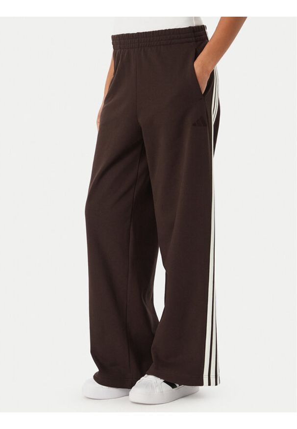 Adidas - adidas Spodnie dresowe 3-Stripes KW7703 Brązowy ciemny Wide Leg. Kolor: brązowy. Materiał: bawełna