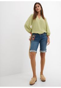 bonprix - Szorty dżinsowe, mid waist. Kolor: niebieski. Wzór: kolorowy. Styl: elegancki #2