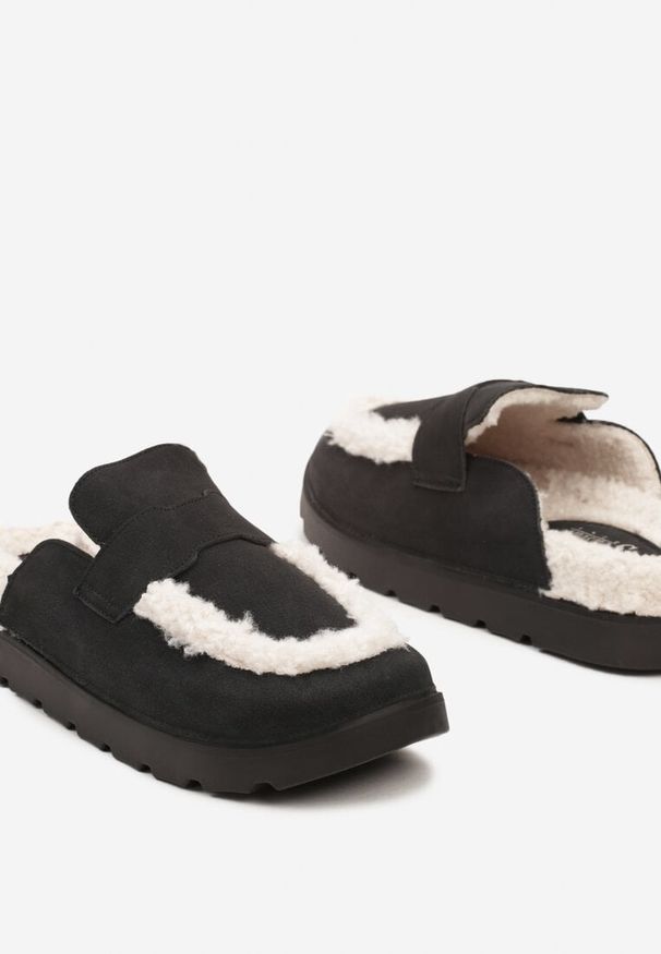 Born2be - Czarne Klapki na Grubej Podeszwie z Futerkiem Typu Baranek i Ozdobnym Paskiem Elinnara. Kolor: czarny. Materiał: futro. Sezon: lato. Styl: elegancki