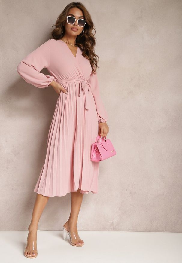 Renee - Różowa Sukienka Phloroe. Typ kołnierza: dekolt w kształcie V. Kolor: różowy. Długość rękawa: długi rękaw. Typ sukienki: kopertowe. Długość: midi