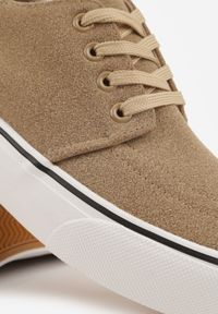 Born2be - Ciemnobeżowe Klasyczne Tenisówki z Ozdobnym Paskiem przy Podeszwie Ranora. Zapięcie: pasek. Kolor: beżowy. Materiał: jeans, dresówka. Szerokość cholewki: normalna. Wzór: gładki. Styl: klasyczny #6