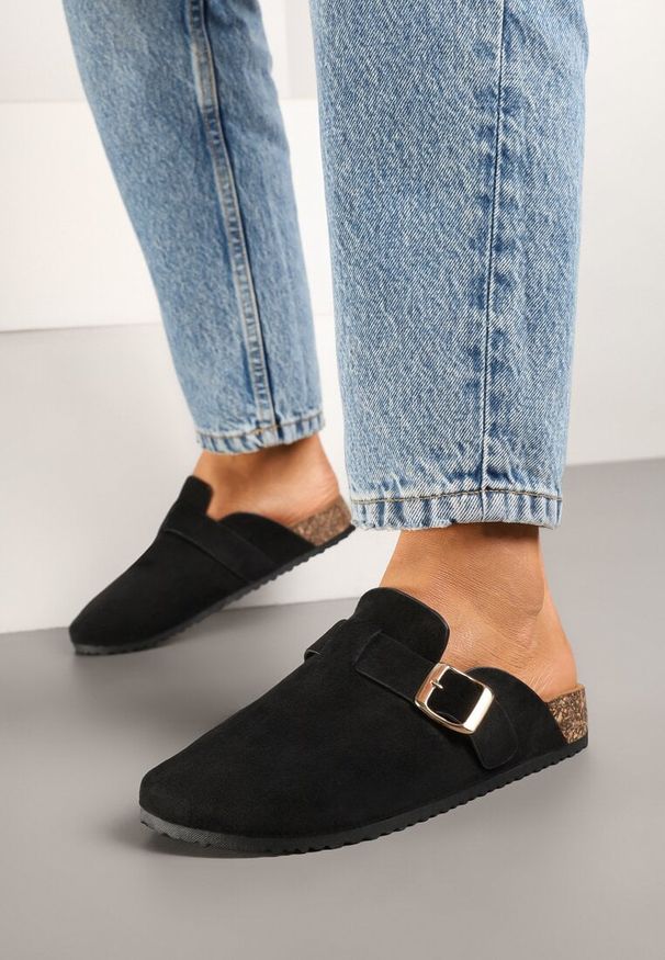 Born2be - Czarne Klapki z Ozdobnym Paskiem i Klamrą Calevelis. Nosek buta: okrągły. Kolor: czarny. Materiał: jeans. Obcas: na obcasie. Styl: elegancki, klasyczny. Wysokość obcasa: średni