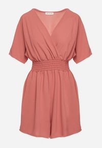 Born2be - Różowy Kombinezon z Zakładkowym Dekoltem i Gumką w Talii Belandrea. Okazja: na co dzień. Kolor: różowy. Materiał: jeans. Długość rękawa: krótki rękaw. Długość: krótkie. Sezon: lato. Styl: sportowy, casual, elegancki #5