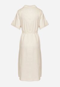 Born2be - Beżowa Bawełniana Sukienka o Koszulowym Kroju Zdobiona Haftem Savidelle. Okazja: na spacer, na co dzień. Kolor: beżowy. Materiał: bawełna. Długość rękawa: krótki rękaw. Wzór: haft, aplikacja. Typ sukienki: koszulowe. Styl: casual, elegancki. Długość: midi #2