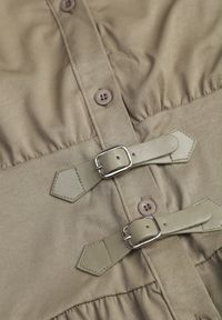 Renee - Zielona Sukienka na Guziki z Gorsetowym Panelem z Klamrami w Talii Frose. Typ kołnierza: dekolt gorset. Kolor: zielony. Typ sukienki: gorsetowe. Długość: midi #6