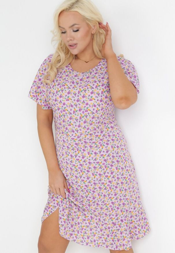 Born2be - Fioletowa Pudełkowa Sukienka w Kwiaty z Falbanką Temrance. Kolor: fioletowy. Wzór: kwiaty