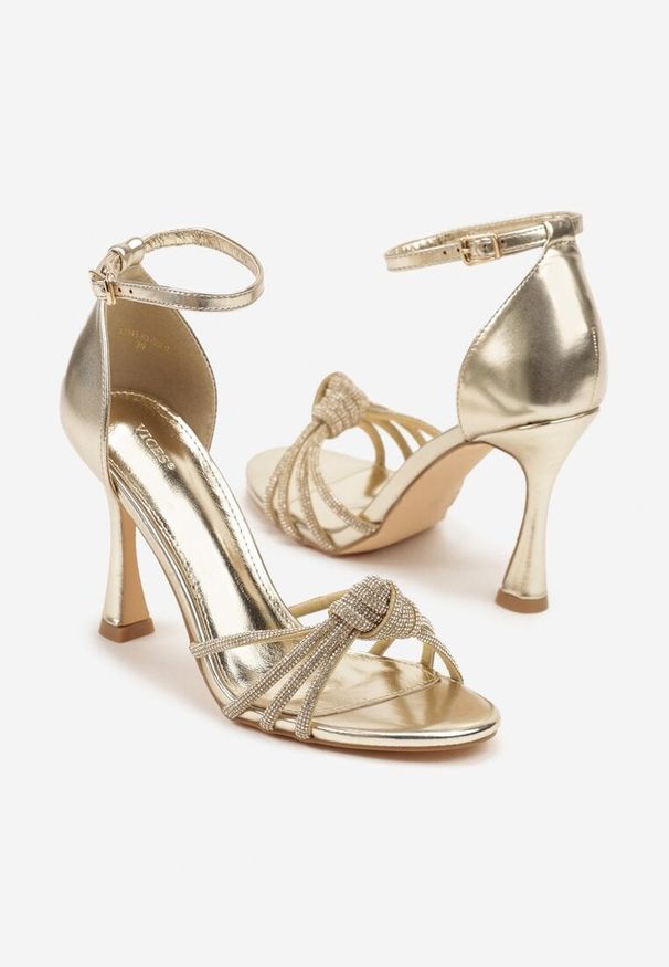 Renee - Złote Sandały na Szpilce Vices z Supełkiem i Cyrkoniami Tallomea. Okazja: na wesele, na ślub cywilny. Zapięcie: sprzączka. Kolor: złoty. Materiał: satyna. Obcas: na szpilce. Styl: klasyczny, elegancki. Wysokość obcasa: średni
