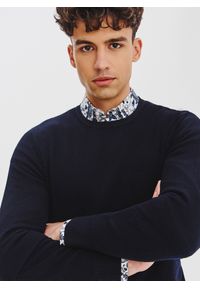 Pako Lorente - PAKO LORENTE - Granatowy sweter męski o-neck. Kolor: niebieski, brązowy. Materiał: bawełna. Sezon: jesień #7