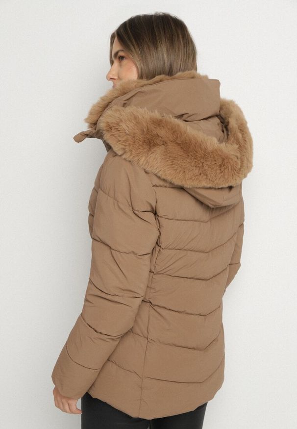 Born2be - Brązowa Taliowana Kurtka z Pikowanymi Przeszyciami i Kapturem z Futerkiem Olennea. Okazja: do pracy, na co dzień, na spotkanie biznesowe. Kolor: brązowy. Materiał: futro. Styl: casual, klasyczny, biznesowy