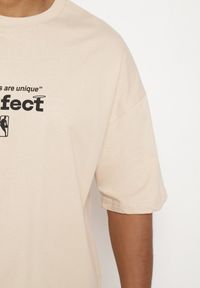 Born2be - Beżowa Bawełniana Koszulka T-shirt z Krótkim Rękawem Ozdobiony Nadrukami Citara. Kolor: beżowy. Materiał: bawełna. Długość rękawa: krótki rękaw. Długość: krótkie. Wzór: aplikacja, nadruk. Styl: klasyczny #7