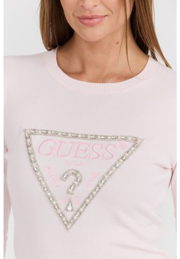 Guess - GUESS Różowy damski sweter Rylie Triangle Logo, Rozmiar XS. Kolor: różowy. Materiał: wiskoza, elastan. Długość rękawa: długi rękaw. Długość: długie. Styl: klasyczny