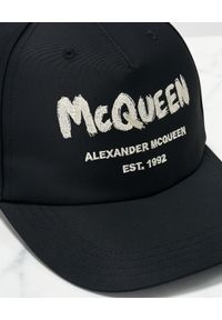 Alexander McQueen - ALEXANDER MCQUEEN - Czarna czapka z nadrukiem. Kolor: czarny. Materiał: bawełna. Wzór: nadruk