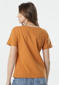 Born2be - Jasnobrązowy T-shirt Wrafdiff. Kolor: brązowy. Materiał: dzianina. Długość rękawa: krótki rękaw. Długość: krótkie #2