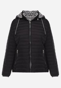 Born2be - Czarna Dwustronna Kurtka Pikowana z Kapturem Zidila. Okazja: na spacer, na co dzień. Typ kołnierza: kaptur. Kolekcja: plus size. Kolor: czarny. Materiał: jeans. Wzór: geometria. Styl: casual, sportowy #1