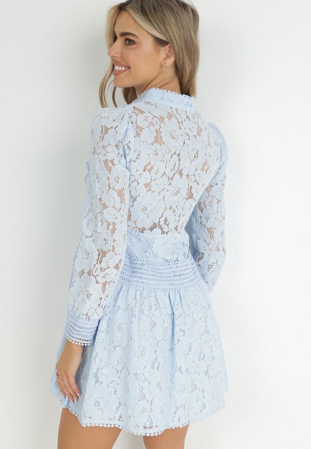 Born2be - Niebieska Koszulowa Sukienka z Koronką Jolley. Kolor: niebieski. Materiał: koronka. Długość rękawa: długi rękaw. Wzór: koronka. Typ sukienki: koszulowe. Długość: mini