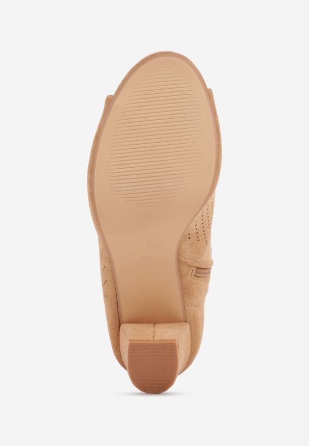 Born2be - Ciemnobeżowe Ażurowe Sandały Vices na Słupku z Otwartym Noskiem Oliri. Okazja: na co dzień. Nosek buta: otwarty. Zapięcie: zamek. Kolor: beżowy. Wzór: ażurowy. Materiał: zamsz. Obcas: na słupku. Styl: casual, elegancki, boho, klasyczny. Wysokość obcasa: średni