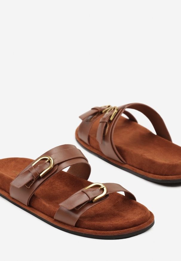 Born2be - Brązowe Klapki Vices Ozdobione Klamrami i Dwoma Paskami Nilamora. Okazja: na co dzień. Kolor: brązowy. Materiał: jeans. Wzór: aplikacja. Sezon: lato. Obcas: na obcasie. Styl: casual, elegancki, glamour. Wysokość obcasa: niski