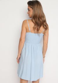 Born2be - Niebieska Bawełniana Sukienka na Cienkich Regulowanych Ramiączkach z Kopertowym Dekoltem Pennea. Okazja: na co dzień. Typ kołnierza: dekolt kopertowy. Kolor: niebieski. Materiał: bawełna. Długość rękawa: na ramiączkach. Typ sukienki: kopertowe. Styl: elegancki, casual, sportowy #6