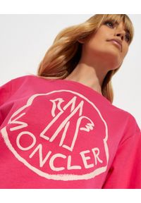 MONCLER - Różowy t-shirt z logo. Kolor: różowy, wielokolorowy, fioletowy. Materiał: bawełna