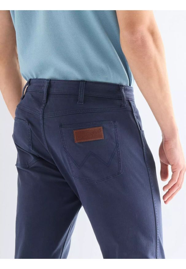 Wrangler - MĘSKIE SPODNIE WRANGLER GREENSBORO NAVY 112378468