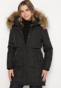 Born2be - Czarna Casualowa Kurtka Parka z Kapturem z Futerkiem Nallorea. Okazja: na co dzień. Typ kołnierza: kaptur. Kolor: czarny. Materiał: futro. Styl: casual #5