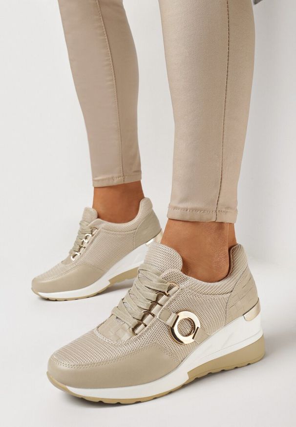 Born2be - Beżowe Sneakersy na Koturnie z Metalową Ozdobą Bandia. Okazja: na co dzień. Kolor: beżowy. Wzór: aplikacja. Obcas: na koturnie