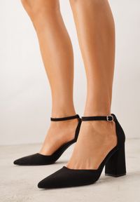 Renee - Czarne Czółenka z Imitacji Zamszu na Słupkowym Obcasie ze Szpiczastym Noskiem Hadina. Okazja: na randkę. Nosek buta: szpiczasty. Zapięcie: pasek. Kolor: czarny. Materiał: zamsz. Obcas: na obcasie. Wysokość obcasa: średni #4