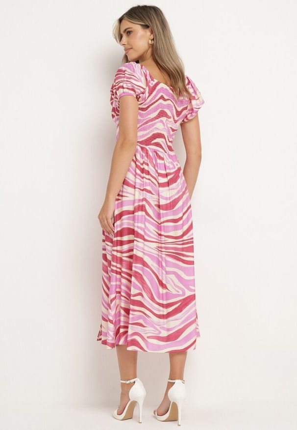 Born2be - Ciemnoróżowa Rozkloszowana Sukienka z Wiskozą i Bawełną Wykończona Gumką na Plecach Dimillia. Okazja: na co dzień. Kolor: różowy. Materiał: bawełna, wiskoza. Sezon: lato. Styl: casual, elegancki