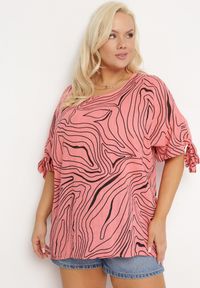 Born2be - Różowa Bluzka z Ozdobnym Wiązaniem przy Rękawach Fialia. Okazja: do pracy, na spotkanie biznesowe, na co dzień. Kolekcja: plus size. Kolor: różowy. Materiał: jeans. Styl: casual, elegancki, biznesowy