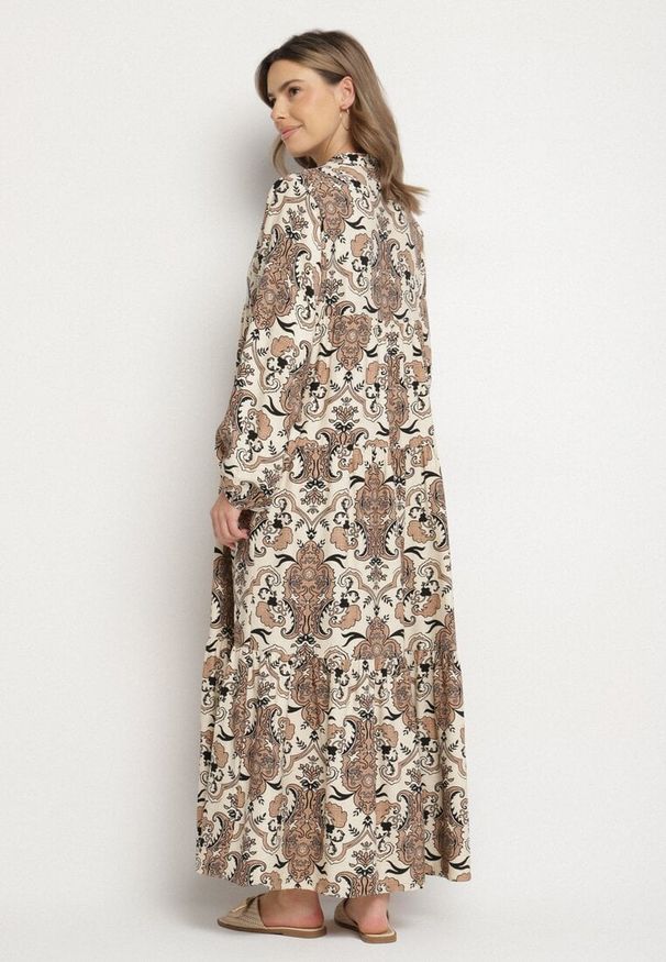 Born2be - Brązowa Wiskozowa Sukienka o Rozkloszowanym Kroju z Dekoltem w Serek Atelida. Okazja: na co dzień. Typ kołnierza: dekolt w serek. Kolor: brązowy. Materiał: wiskoza. Długość rękawa: długi rękaw. Typ sukienki: rozkloszowane. Styl: casual, klasyczny